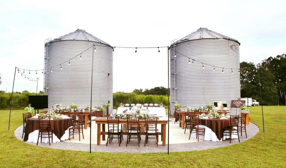 Silos2 couple kissing surrounded by sparklers
